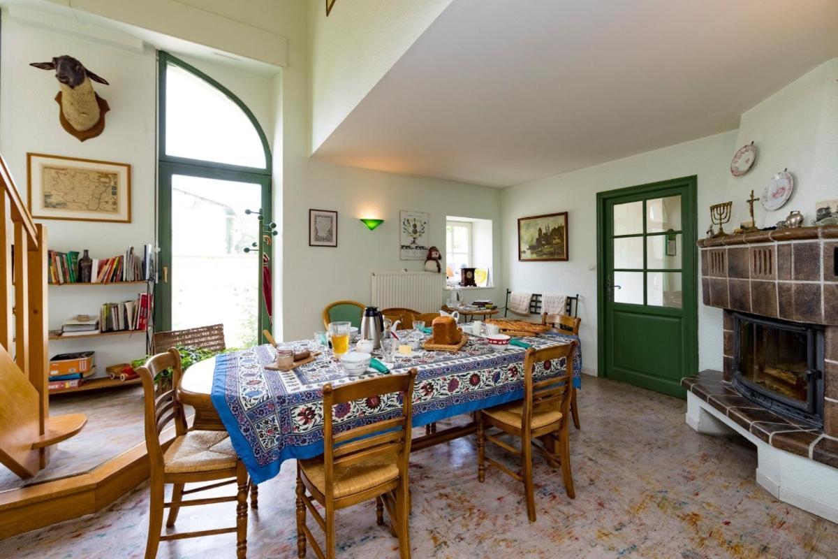 Jolie Vache Deguisee En Fleurs, Chambre D'Hote A Soulosse Room photo